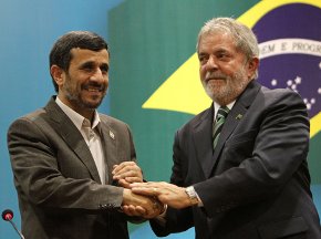Президент Ирана в рукопожатии с президентом Бразилии