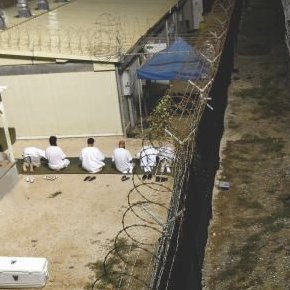 Мусульмане совершают молитву в тюрьме