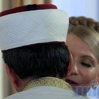 Муфтий мусульман Крыма Хаджи Эмирали Аблаев здоровается с премьер-министром (фото Униан)